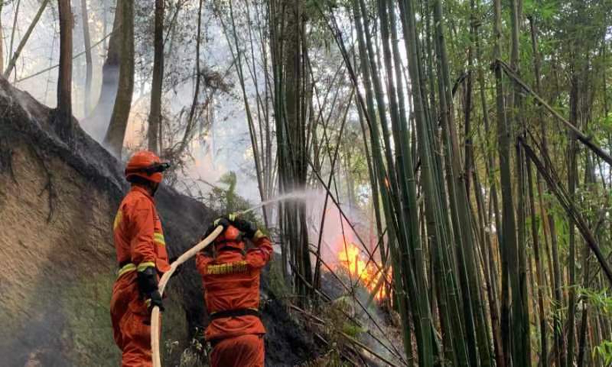 Firefighters are putting out the fire in Chongqing. Photo: Courtesy of Kunming forest firefighting branch