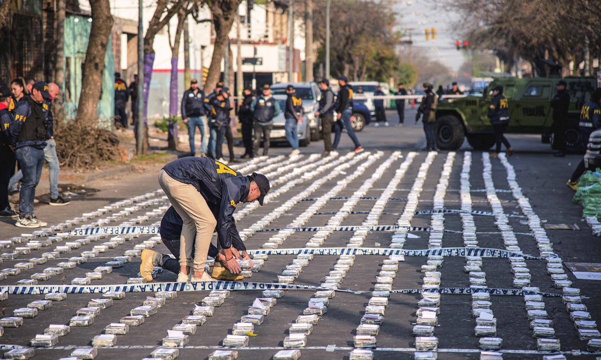Police officers organize seized packages of cocaine during a press conference in Rosario, Santa Fe province, Argentina on August 26, 2022. Federal Police officers seized more than 1,600 kilograms of cocaine, valued at some $60 million, which were about to leave through the waterway to Dubai, authorities said. Photo: AFP