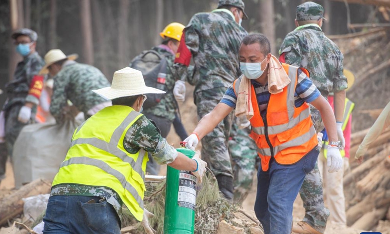 Firefighters, armed police and volunteers transfer fire extinguishers in Xiema subdistrict of Beibei District of Chongqing, southwest China, Aug. 26, 2022.Photo:Xinhua