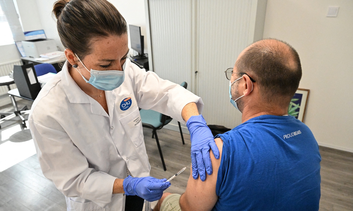 A nurse vaccinates a patient against monkeypox in Montpellier, France on August 23, 2022. Photo: AFP