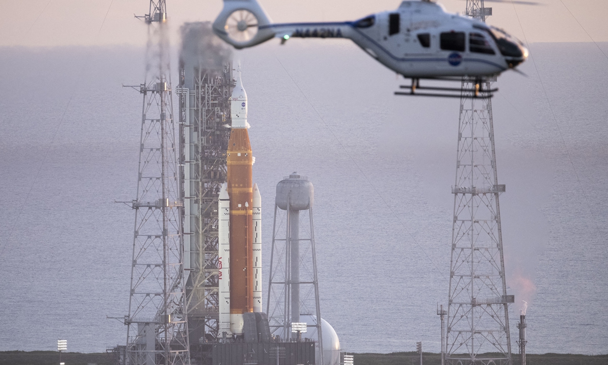 Śmigłowiec NASA przelatuje nad rakietą Space Launch System agencji 29 sierpnia 2022 r. NASA odwołała poniedziałkowy lot testowy swojej największej rakiety księżycowej w historii, powołując się na problem z silnikiem.  Zdjęcie: AFP