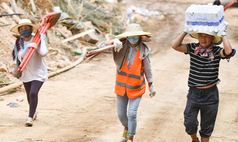 Volunteers transfer rescue supplies in Chongqing, southwest China, Aug. 26, 2022.Photo:Xinhua