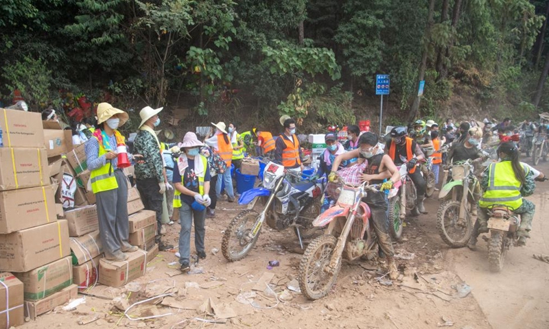 Volunteers transport rescuers and deliver rescue supplies by motorcycle up towards the mountain in Xiema subdistrict of Beibei District of Chongqing, southwest China, Aug. 26, 2022.Photo:Xinhua