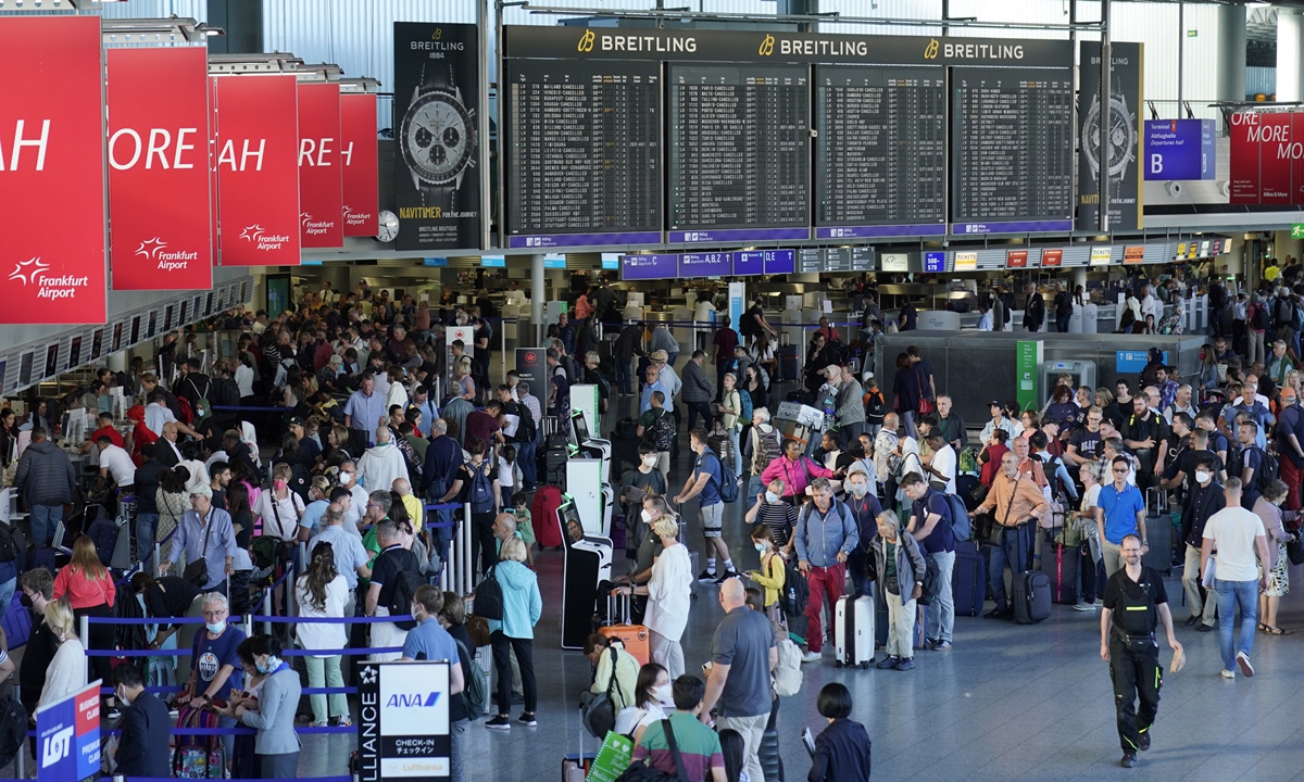 People wait in line at check-in counters during a Lufthansa pilots strike, at the international airport in Frankfurt, Germany, on September 2, 2022. Pilots of Germany's flag carrier called for a 24-hour strike on the day after failed pay talks with the company and around 800 flights were canceled, affecting more than 130,000 passengers. Photo: IC