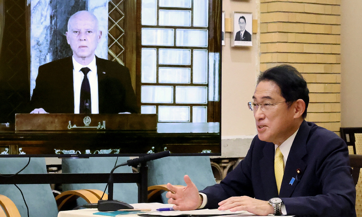 This handout picture taken on August 26, 2022 and released by Cabinet Public Affairs Office of Japan via Jiji Press shows Japanese Prime Minister Fumio Kishida (right) holding an online meeting with Tunisian President Kais Saied at the prime minister's official residence in Tokyo. Photo:AFP