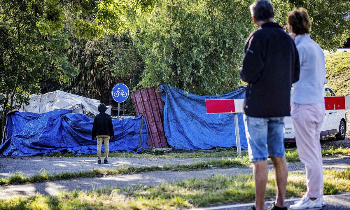 Local residents look at the scene in Nieuw-Beijerland on August 28, 2022 where a truck crashed into a group of people dining out near Rotterdam on August 27, 2022. Photo: VCG