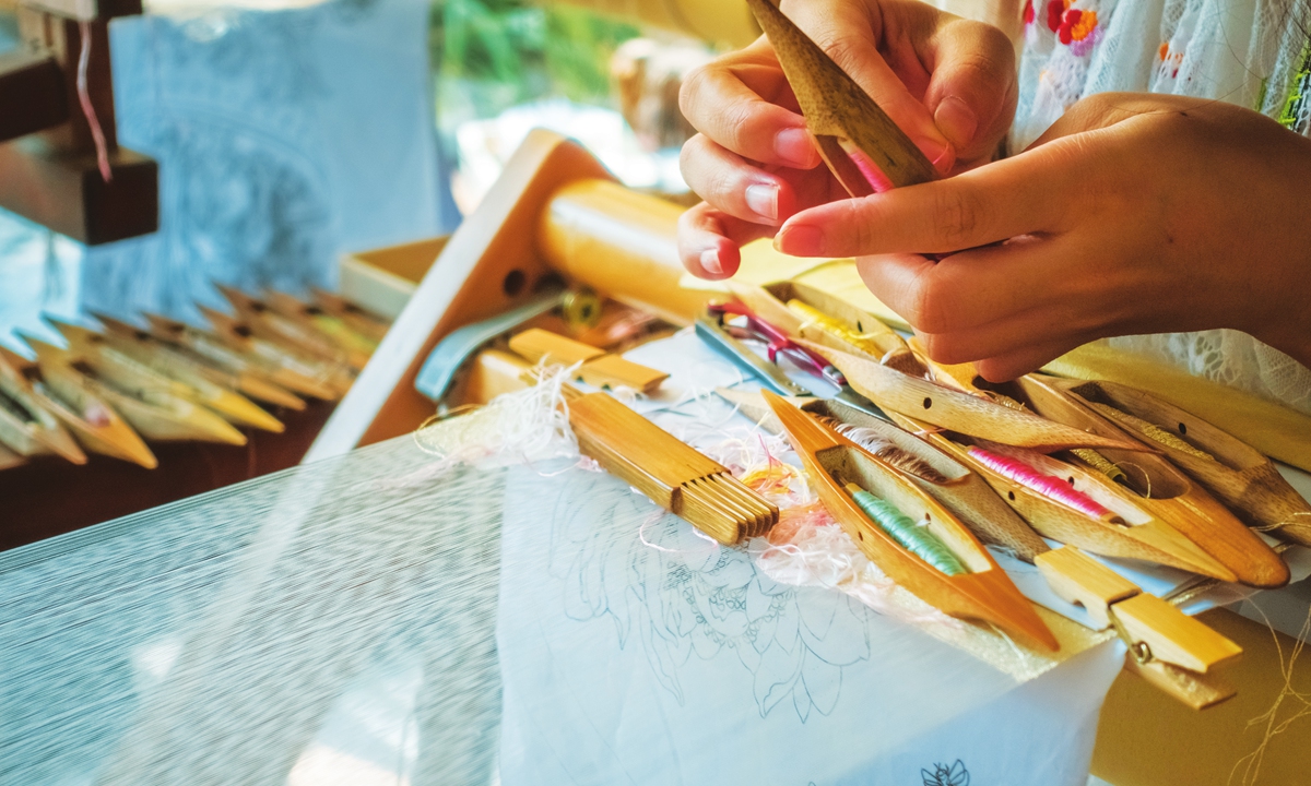 A weaver spins threads. Photo: VCG