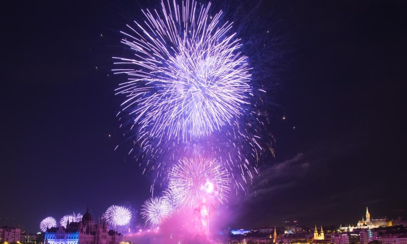 Fireworks explode to celebrate the Hungarian national holiday in Budapest, Hungary, Aug. 27, 2022.Photo:Xinhua