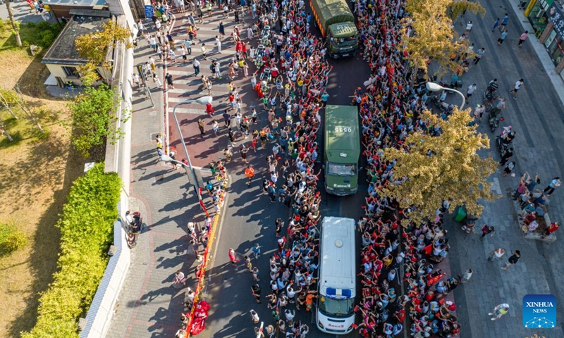 Aerial photo taken on Aug 28, 2022 shows residents seeing off firefighters from Yunnan Province in Beibei District of southwest China's Chongqing.Photo:Xinhua