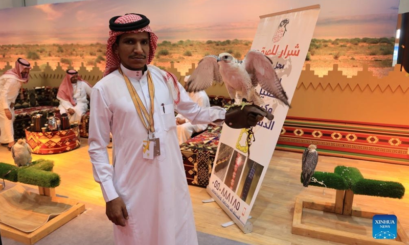 An exhibitor presents a falcon at the International Saudi Falcons and Hunting Exhibition in Riyadh, Saudi Arabia, on Aug. 27, 2022.Photo:Xinhua