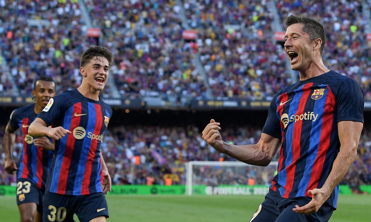 Barcelona's Robert Lewandowski (right) celebrates at the Camp Nou stadium in Barcelona, Spain on August 28, 2022. Photo: AFP