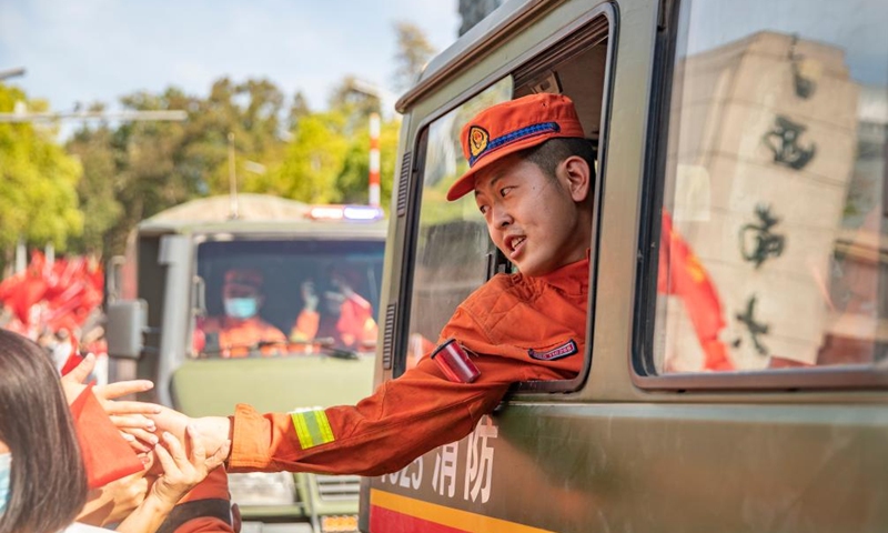 A firefighter from Yunnan Province bids farewell to residents in Beibei District of southwest China's Chongqing, Aug 28, 2022.Photo:Xinhua