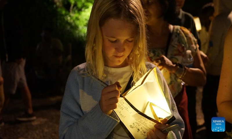 A girl prepares a wishing lantern to celebrate the upcoming traditional Chinese Mid-Autumn Festival in the Huntington Library in Los Angeles, the United States on Aug 27, 2022.Photo:Xinhua