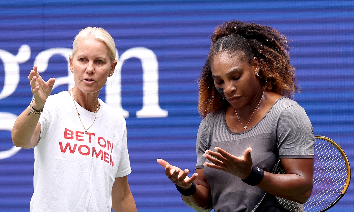 Rennae Stubbs coaches Serena Williams (right) during practice in preparation for the 2022 US Open at USTA Billie Jean King National Tennis Center in the Queens borough of New York City on August 28, 2022. Photo: AFP