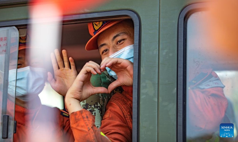 A firefighter from Yunnan Province gives a finger heart to residents in Beibei District of southwest China's Chongqing, Aug 28, 2022. Over 300 firefighters from Yunnan Province left Chongqing after all open flames of the wildfires that broke out in Chongqing recently had been put out.Photo:Xinhua