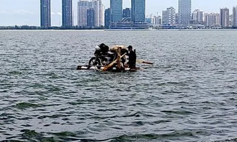 Recently, marine police found a man rafting on the water, with a motorbike and some personal items packed in a bunny bag on the simple raft.Screenshot of Wutong Video