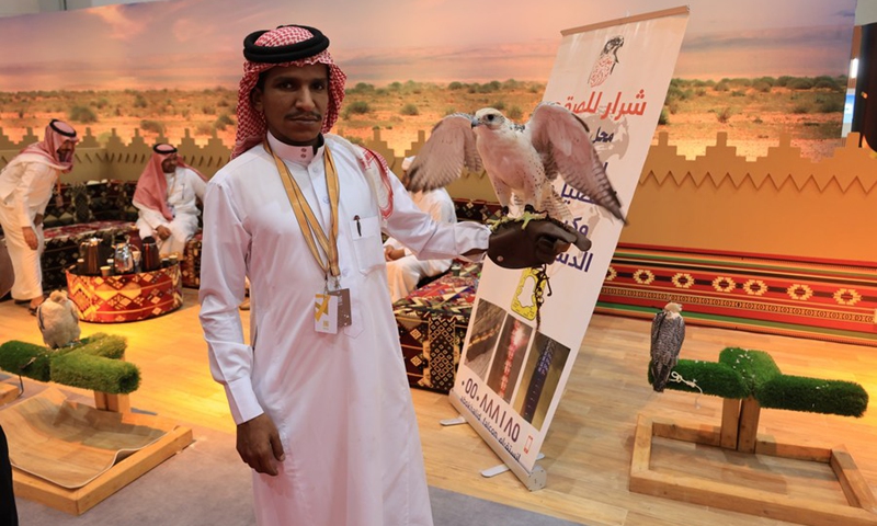 An exhibitor presents a falcon at the International Saudi Falcons and Hunting Exhibition in Riyadh, Saudi Arabia, on Aug. 27, 2022.(Photo: Xinhua)