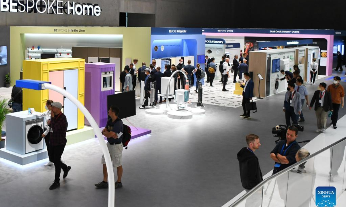 People visit a booth at the IFA 2022 in Berlin, capital of Germany, on Sep 2, 2022. The German tech fair IFA 2022 opened to the public in Berlin on Friday, for the first time since the start of the COVID-19 pandemic. In 2020, the fair was restricted to professional visitors, while last year it was canceled. Photo:Xinhua