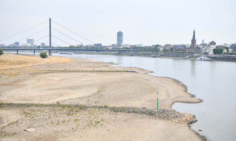 Photo taken on Aug. 17, 2022 shows River Rhine in Dusseldorf, Germany. The water level has dropped due to high temperature and drought.(Photo: Xinhua)