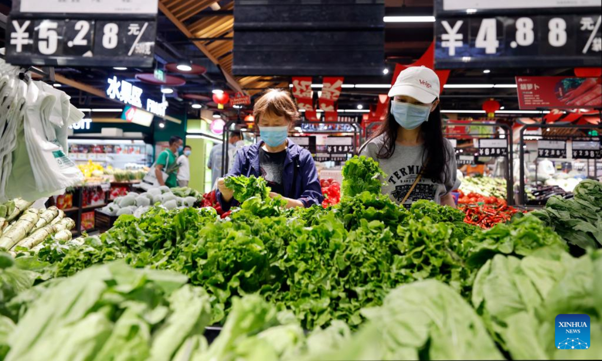 Local residents buy vegetables at a market under COVID-19 prevention and control measures, in Chengdu, southwest China's Sichuan Province, on Sep 2, 2022. Photo:Xinhua