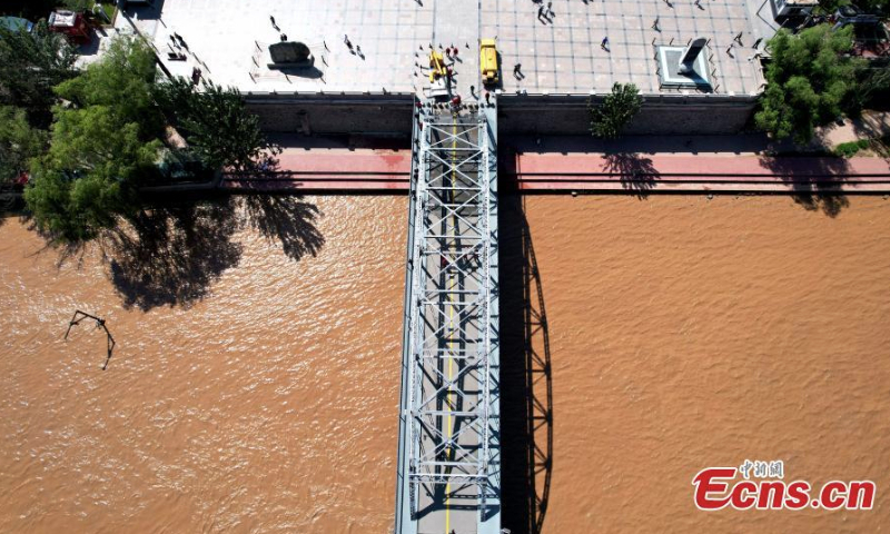 Workers clean the century-old Zhongshan bridge over the Yellow River in Lanzhou, northwest China's Ganxu Province, Sept. 6, 2022. (Photo: China News Service/Li Yalong)