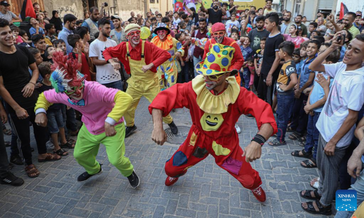 Palestinian young men dressed as clowns perform during an event to entertain children at Jabalia refugee camp in northern Gaza Strip, on Sep 8, 2022. Photo:Xinhua