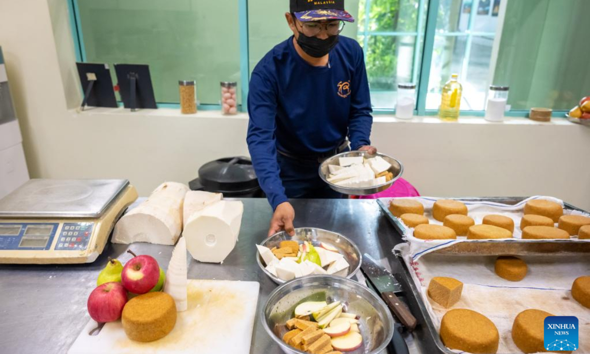 Giant panda caretaker Akmal Hadi Samsuddin prepares food for giant pandas at the Giant Panda Conservation Center at Zoo Negara near Kuala Lumpur, Malaysia, Aug 21, 2022. Photo:Xinhua