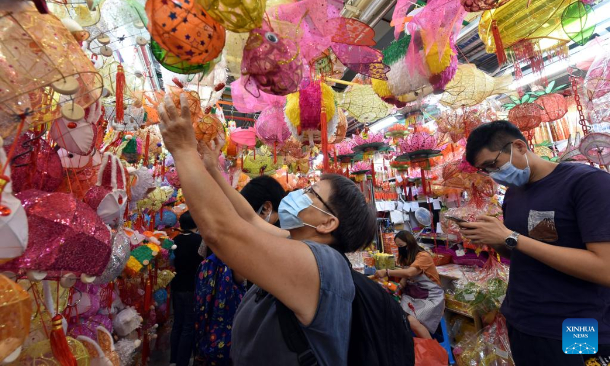 People select lanterns in celebration of the upcoming Mid-Autumn Festival at a street market in south China's Hong Kong, Sep 2, 2022. Photo:Xinhua