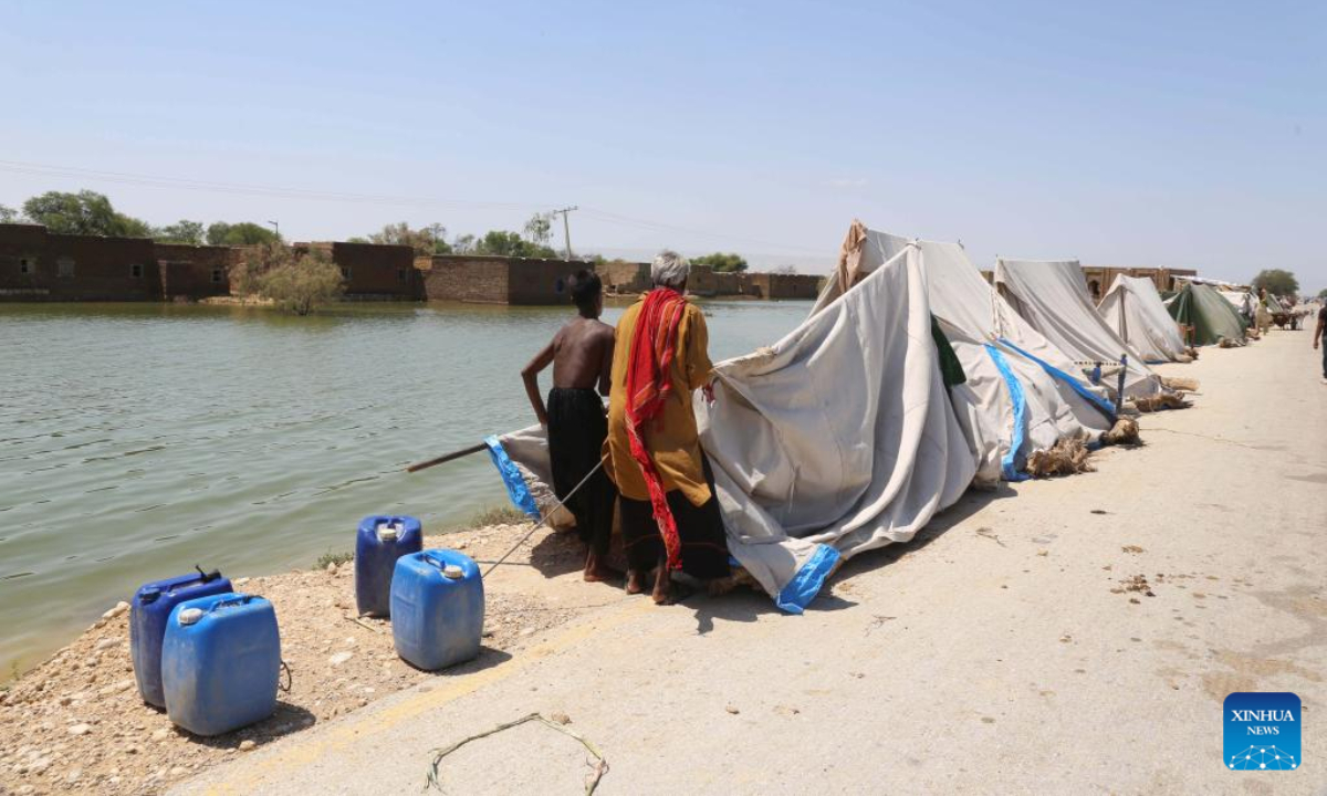 Flood-affected people set up a makeshift tent in flood-hit Dadu district in Pakistan's Sindh province on Aug 31, 2022. Photo:Xinhua