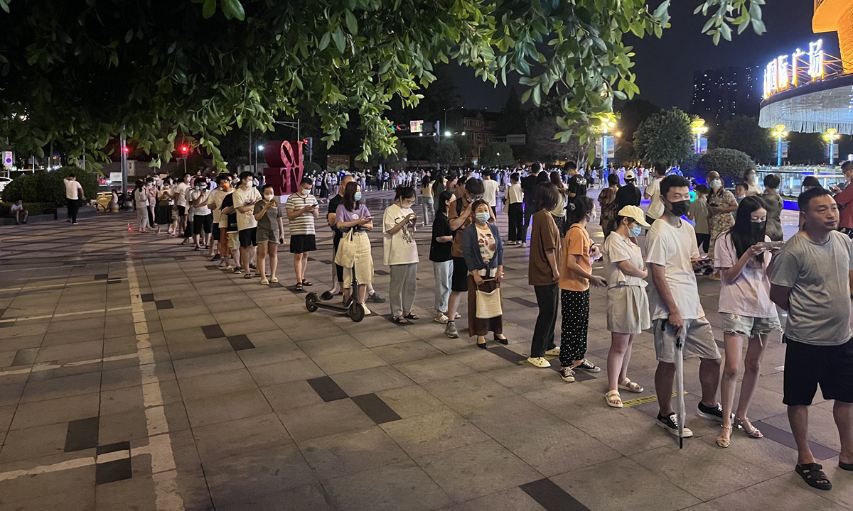 Residents line up to take nucleic acid tests in Chengdu, Southwest China's Sichuan Province on August 27, 2022. Photo: IC
