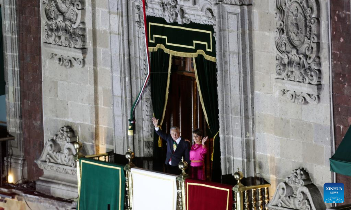 Mexican President Andres Manuel Lopez Obrador (L) and his wife wave to people at the National Palace during the Independence Day celebrations in Mexico City, Mexico, Sep 15, 2022. Photo:Xinhua