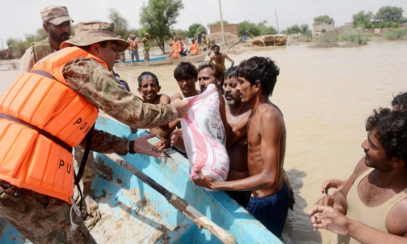 Pakistani soldiers distribute relief packages to flood-affected people in Rajanpur district of Pakistan's Punjab province on Aug. 27, 2022.(Photo: Xinhua)