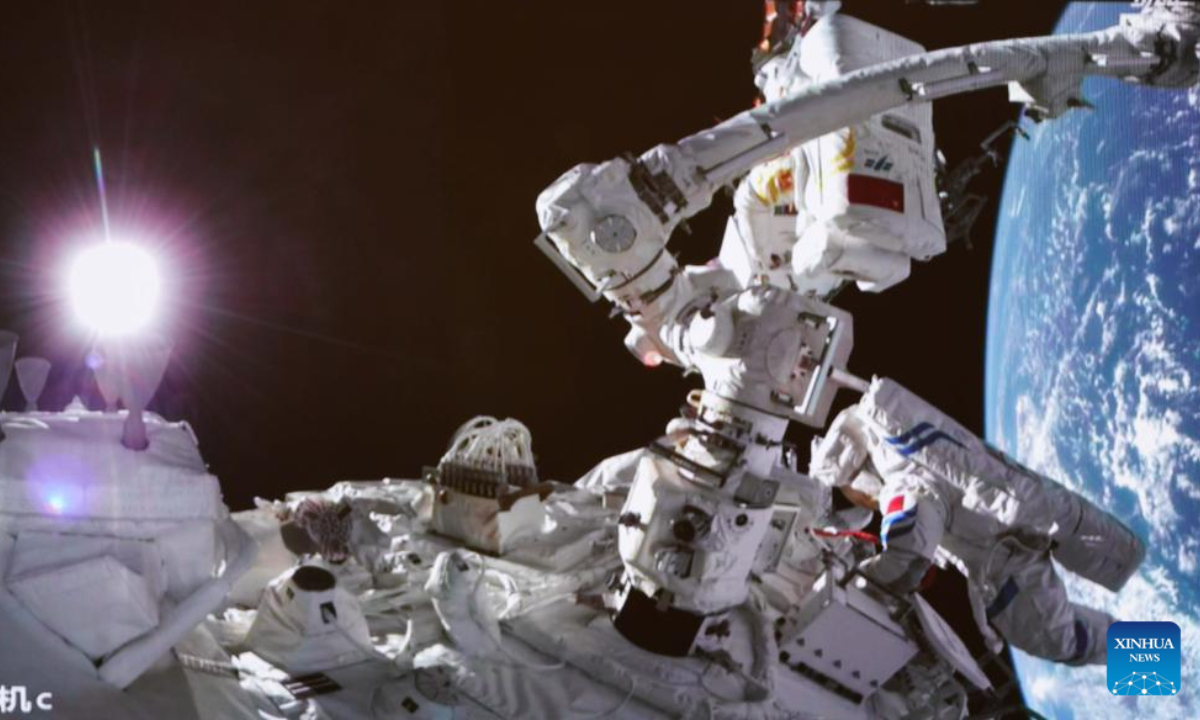 Screen image captured at Beijing Aerospace Control Center on Sep 17, 2022 shows Shenzhou-14 astronauts Cai Xuzhe (top) and Chen Dong conducting extravehicular activities (EVAs). Photo:Xinhua