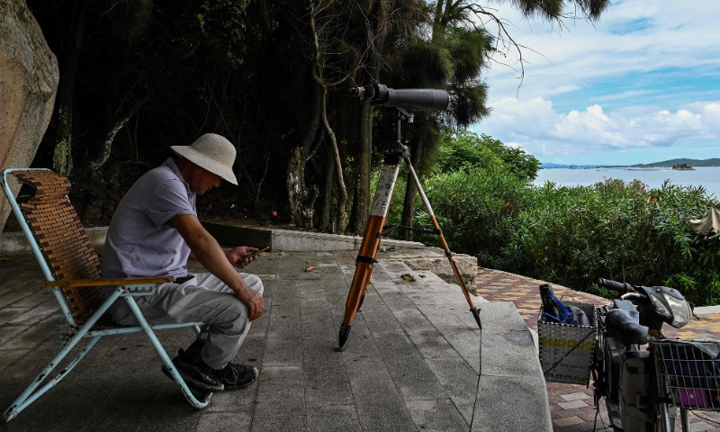 A man offers binoculars to tourists to observe the Kinmen islands, in Xiamen, East China's Fujian Province on August 3, 2022. Photo: VCG