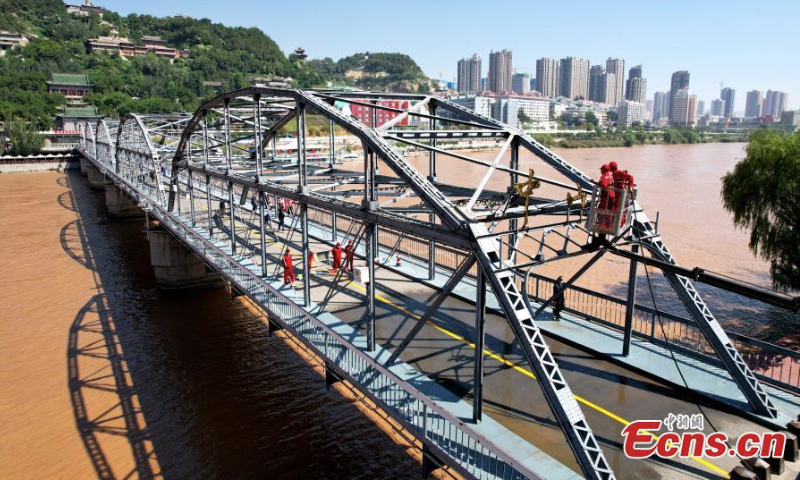 Workers clean the century-old Zhongshan bridge over the Yellow River in Lanzhou, northwest China's Ganxu Province, Sept. 6, 2022. (Photo: China News Service/Li Yalong)