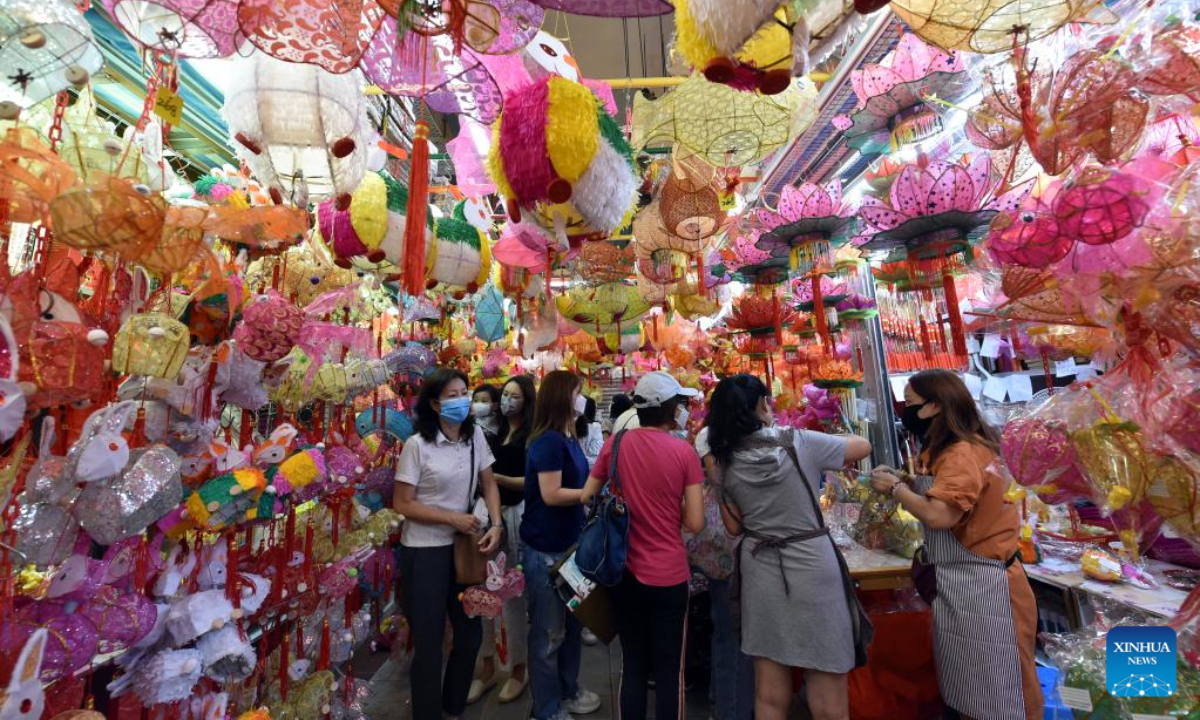 People select lanterns in celebration of the upcoming Mid-Autumn Festival at a street market in south China's Hong Kong, Sep 2, 2022. Photo:Xinhua