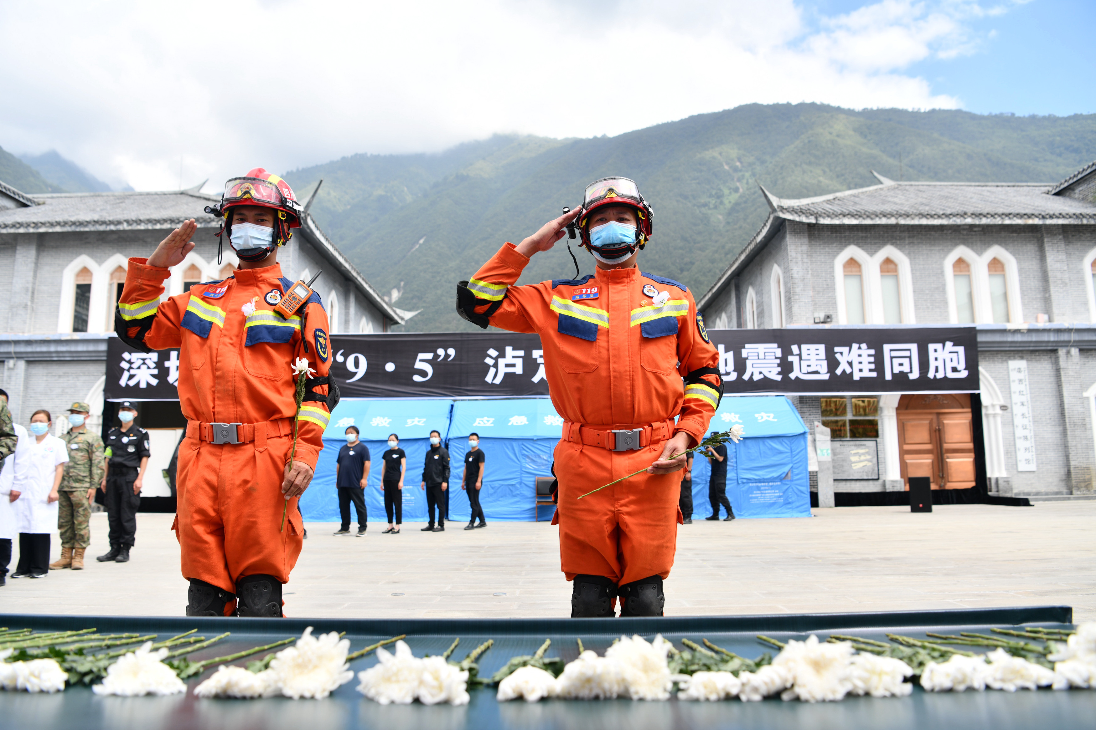 People mourn those who died in Luding, Southwest China’s Sichuan Province on September 12, 2022. The earthquake has claimed 93 lives as of 5 pm of Sunday. Similar ceremonies were also held in the counties of Shimian and Moxi, which were also hit hard by the earthquake. 