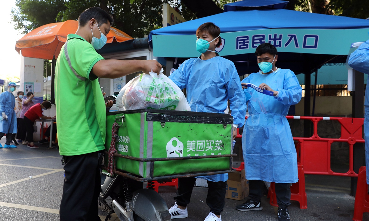 Deliverymen in Shenzhen, South China's Guangdong Province deliver food and supplies for residents on September 4, 2022. Photo: IC