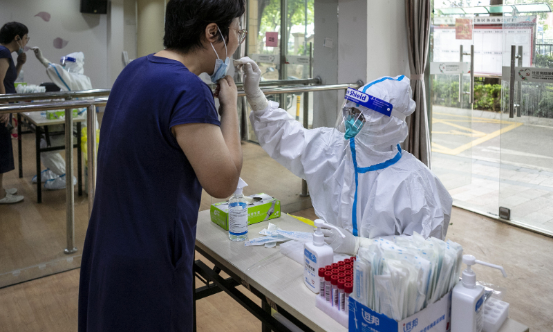 A resident is taking nucleic acid test in Shenzhen on August 30, 2022. Photo: VCG