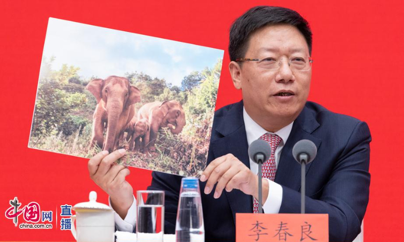 Deputy director of the National Forestry and Grassland Administration Li Chunliang presents a photo of the four Asian elephants on Monday. Photo: China.com.cn