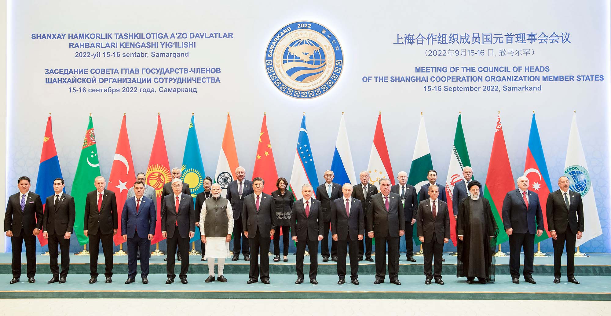 Chinese President Xi Jinping (seventh from left, front) and leaders of other Shanghai Cooperation Organization (SCO) member states, observer states and dialogue partners pose for a photo before the 22nd meeting of the Council of Heads of State of the SCO on September 16, 2022, in Samarkand, Uzbekistan. Photo: Xinhua


