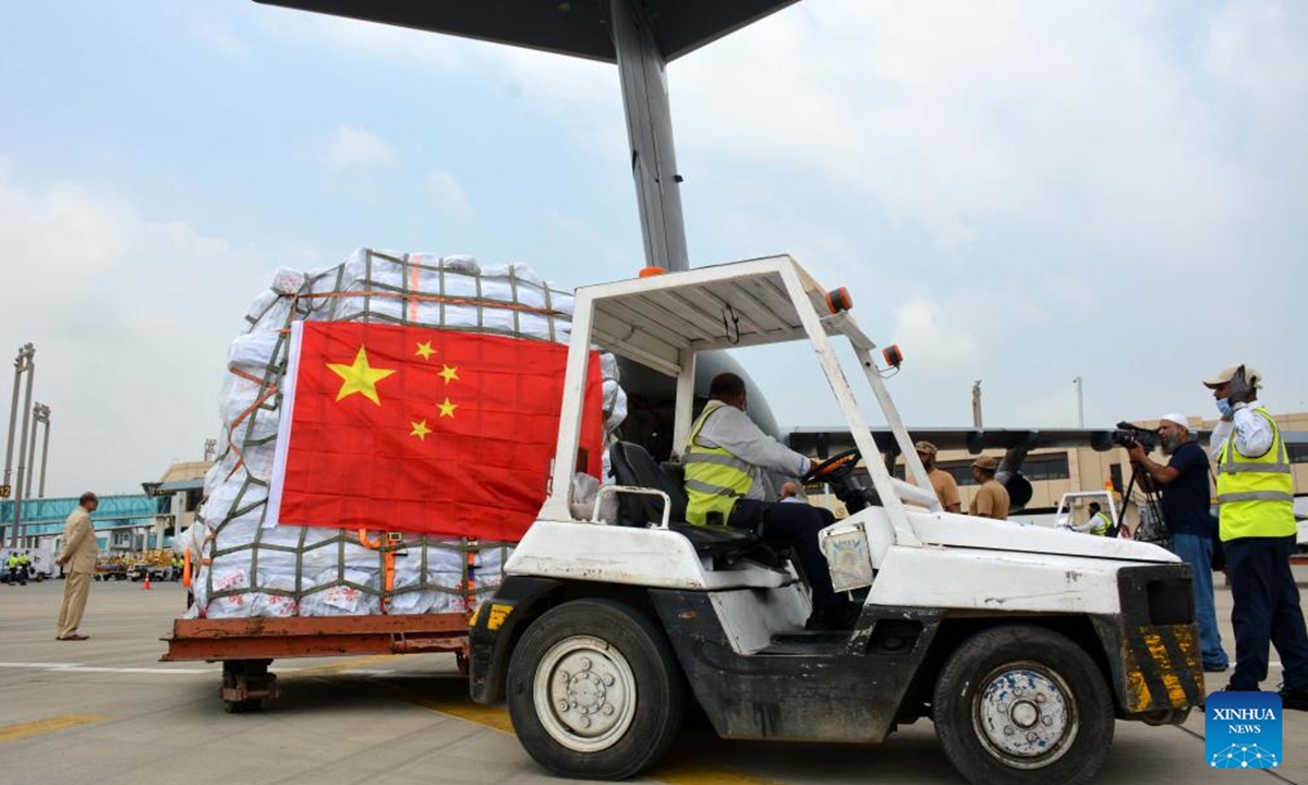 A worker transports relief aid from China at the Karachi airport in Karachi, Pakistan, Aug. 30, 2022. (Xinhua)