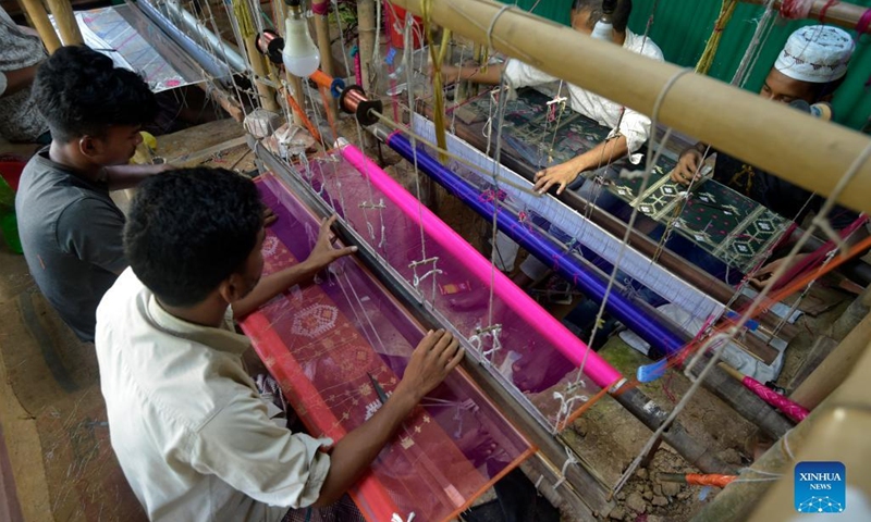Weavers make the Jamdani saree on looms in Narayanganj, Bangladesh, Aug. 24, 2022.(Photo: Xinhua)