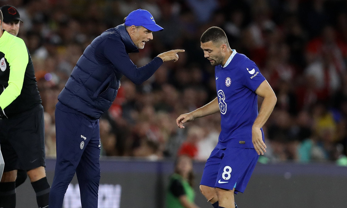 Thomas Tuchel, manager of Chelsea gives instructions to Mateo Kovacic of Chelsea at St. Mary's Stadium in Southampton, England on August 30, 2022. Photo: AFP