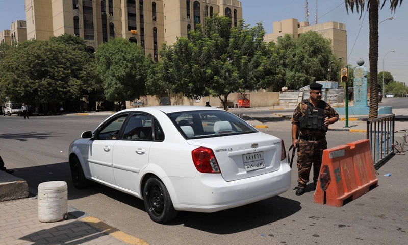 An Iraqi guard stands at a security checkpoint before the government's announcement to lift the traffic ban in Baghdad, Iraq, on Aug. 30, 2022. (Photo: Xinhua)