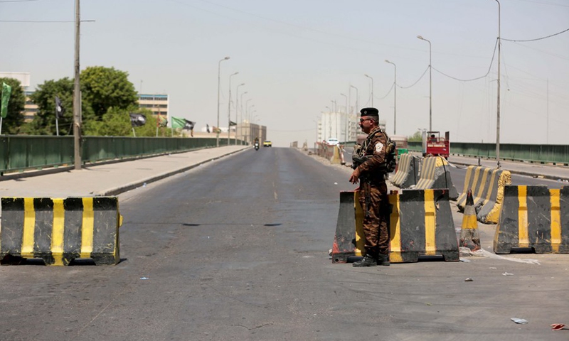 An Iraqi guard stands at a security checkpoint before the government's announcement to lift the traffic ban in Baghdad, Iraq, on Aug. 30, 2022.(Photo: Xinhua)