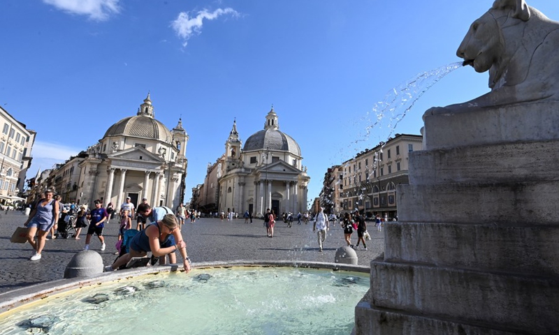 A woman refreshes herself with the water from a fountain at Piazza del Popolo in Rome, Italy on Aug. 5, 2022. The maximum temperature in Rome exceeded 35 degrees Celsius on Friday as a heawave swept across Europe.(Photo: Xinhua)
