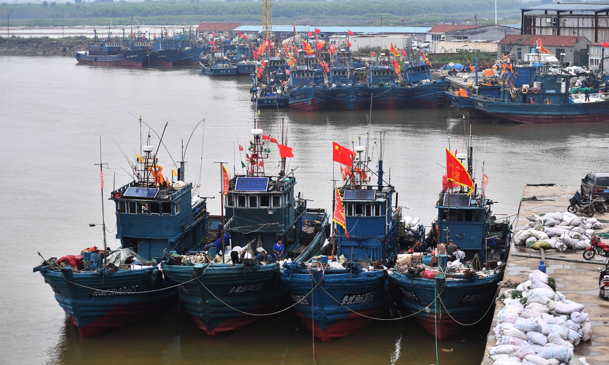 More than 5,000 fishing boats anchor at a port in Qingdao, East China's Shandong Province on August 30, 2022, preparing to start a new fishing season. Fishermen are loading nets and daily supplies onto the boats. Photo: IC