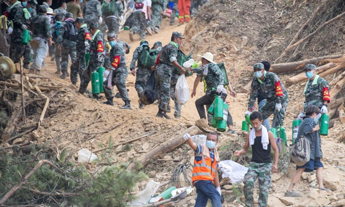 Firefighters, armed police and volunteers transfer fire extinguishers in Xiema subdistrict of Beibei District of Chongqing, southwest China, Aug. 26, 2022.Photo:Xinhua