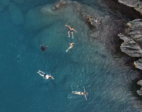 People swim in the sea in Antalya, Türkiye, on Aug. 27, 2022.(Photo: Xinhua)